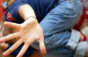 Un profesor a lovit patru elevi, iar un minor este în spital. Alt cadru didactic le-a spus elevelor că femeile merită să fie abuzate dacă se îmbracă indecent