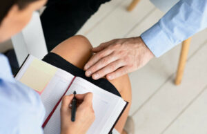 Profesor de religie, acuzat că a pipăit și sărutat o elevă, într-un liceu din Pitești