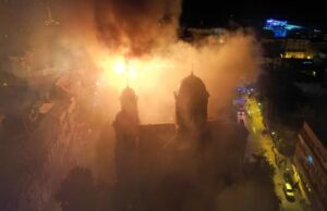 Acoperişul Arhiepiscopiei Tomisului s-a prăbuşit din cauza incendiului | Imagini din dronă cu flăcările devastatoare