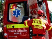 Doi soți au fost loviți de o mașină în timp ce vindeau varză pe marginea drumului. Bărbatul a murit