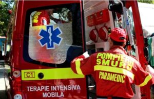 Doi soți au fost loviți de o mașină în timp ce vindeau varză pe marginea drumului. Bărbatul a murit