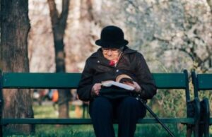 Bătrânică de 75 de ani, arestată de trupele speciale. Femeia ar fi şefa unui grup terorist ce plănuia răpirea ministrului Sănătăţii din Germania