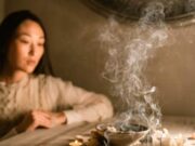 Cum te ajută tămâia să atragi bani în viața ta. Ritualul care aduce noroc pe plan financiar