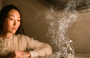 Cum te ajută tămâia să atragi bani în viața ta. Ritualul care aduce noroc pe plan financiar