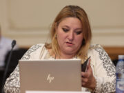 Șoșoacă spune că s-a încercat racolarea ei în masonerie chiar în Parlament: „Se deschide o ușă și mă trage cineva înăuntru, ca la viol” –