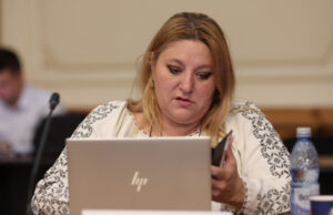 Șoșoacă spune că s-a încercat racolarea ei în masonerie chiar în Parlament: „Se deschide o ușă și mă trage cineva înăuntru, ca la viol” –