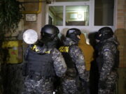 Mascaţii din Satu Mare au greşit adresa unor traficanţi şi au intrat în apartamentul a doi bătrâni bolnavi. Unul dintre ei a leșinat de frică