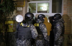 Mascaţii din Satu Mare au greşit adresa unor traficanţi şi au intrat în apartamentul a doi bătrâni bolnavi. Unul dintre ei a leșinat de frică