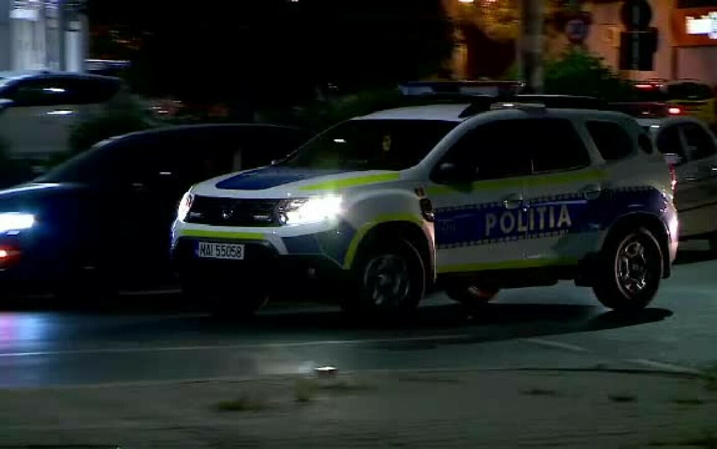 Un tânăr reținut în Sibiu pentru că era beat a furat o mașină de poliție, a dat amenzi și a jucat apoi banii la păcănele Un tânăr reținut în Sibiu pentru că era beat a furat o mașină de poliție, a dat amenzi și a jucat apoi banii la păcănele