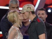 Andreea Bălan l-a pupat pe Emilian la Te cunosc de undeva! Tânărul s-a transformat în Enrique Iglesias și a luat rolul în serios
