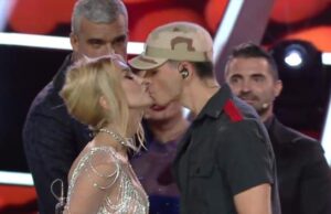 Andreea Bălan l-a pupat pe Emilian la Te cunosc de undeva! Tânărul s-a transformat în Enrique Iglesias și a luat rolul în serios