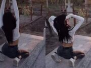 O tânără din România a dansat provocator pe un mormânt. Imaginile au devenit virale pe Tik-Tok