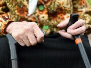 O bătrânică din Galați a fost jefuită. I s-a spus că nora ei este grav rănită și a rămas fără niciun ban