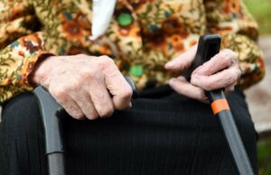 O bătrânică din Galați a fost jefuită. I s-a spus că nora ei este grav rănită și a rămas fără niciun ban