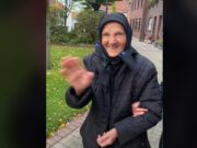 Imagini virale: O bătrânică merge pentru prima dată cu avionul la fiica ei, în Germania. „Imaginea bunătății și bunului simț. Asta sunt bunicii noștri!”