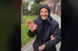 Imagini virale: O bătrânică merge pentru prima dată cu avionul la fiica ei, în Germania. „Imaginea bunătății și bunului simț. Asta sunt bunicii noștri!”