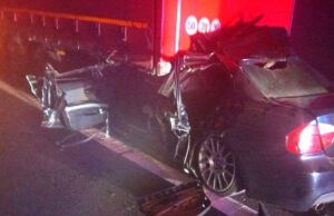 O tânără a murit pe loc după ce a intrat cu BMW-ul în TIR, într-un cumplit accident pe autostrada A1 la Arad