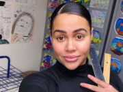 O profesoară de desen, criticată pentru felul în care se îmbracă la școală. Tinerei îi place să-și evidențieze formele voluptoase –