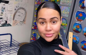 O profesoară de desen, criticată pentru felul în care se îmbracă la școală. Tinerei îi place să-și evidențieze formele voluptoase –