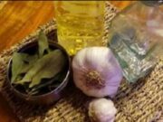 Bagă 7 foi de dafin şi 7 căţei de usturoi într-o sticlă, apoi ascunde-o în casă. Vezi ce se va întampla în maxim o săptămână