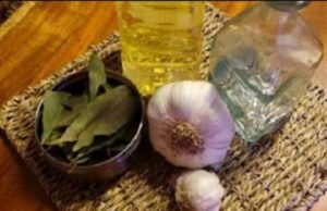 Bagă 7 foi de dafin şi 7 căţei de usturoi într-o sticlă, apoi ascunde-o în casă. Vezi ce se va întampla în maxim o săptămână