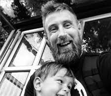 După ce și-a pierdut fiul, el a scris 10 reguli, pe care trebuie să le știe fiecare părinte…