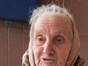 Așa arată o bunică eroină! De peste 30 de ani vinde buruieni în piață pentru a asigura traiul nepoatelor. Mama le-a abandonat