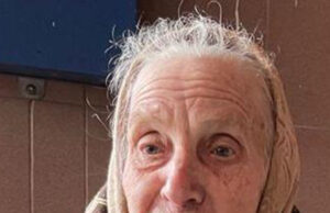 Așa arată o bunică eroină! De peste 30 de ani vinde buruieni în piață pentru a asigura traiul nepoatelor. Mama le-a abandonat