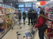 O clientă a fost interogată şi mustrată de angajaţii unui renumit magazin. Ce a făcut femeia