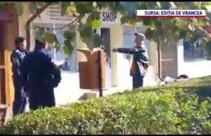 Panică în Focșani după ce un bărbat a amenințat trecătorii cu un satâr. Jandarmii au mai găsit asupra lui și două cuțite