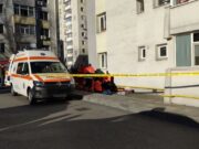 Mama unui copil de doi ani s-a aruncat de la etaj. Ce a împins-o pe femeia de 34 de ani din Dâmboviţa la gestul extrem