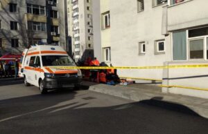 Mama unui copil de doi ani s-a aruncat de la etaj. Ce a împins-o pe femeia de 34 de ani din Dâmboviţa la gestul extrem