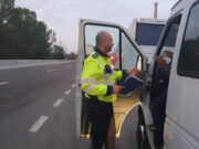 Oprit de polițiști pentru verificări, un șofer a preferat să se arunce în Olt decât să le arate actele –