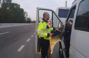 Oprit de polițiști pentru verificări, un șofer a preferat să se arunce în Olt decât să le arate actele –