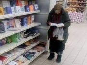 Bătrâna care citea cărțile de la raftul unui magazin, pentru că nu avea bani să le cumpere. Ce au făcut angajații pentru ea
