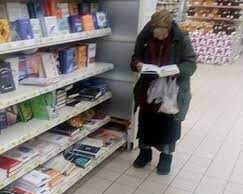 Bătrâna care citea cărțile de la raftul unui magazin, pentru că nu avea bani să le cumpere. Ce au făcut angajații pentru ea