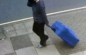 O femeie a plimbat cadavrul prietenei sale într-un geamantan timp de două ore. Ce a făcut după