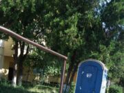 Un român și-a pus WC în fața blocului, pentru că nu putea trage apa acasă. Bărbatul a sunat la 112, după ce i-a dispărut toaleta: „Mi s-a furat”