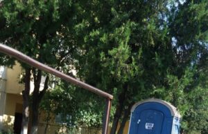 Un român și-a pus WC în fața blocului, pentru că nu putea trage apa acasă. Bărbatul a sunat la 112, după ce i-a dispărut toaleta: „Mi s-a furat”