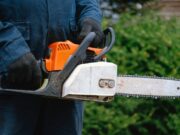 Un copil a fost ucis de către tatăl lui, din greșeală, în Tulcea. Bărbatul tăia stuf cu drujba