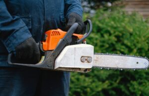 Un copil a fost ucis de către tatăl lui, din greșeală, în Tulcea. Bărbatul tăia stuf cu drujba