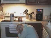 Soțul a făcut în secret o poză soacrei lui pe care o ura, dimineața, în bucătărie.