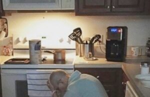 Soțul a făcut în secret o poză soacrei lui pe care o ura, dimineața, în bucătărie.