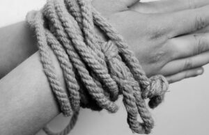 Familia unui om de afaceri, tâlhărită în casă. Hoţii i-au legat soţia şi copiii şi au fugit cu 30.000 lei