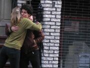 Ce este, de fapt, tehnica îmbrățișării. O româncă a folosit-o să le ia banii mai multor italieni și spanioli