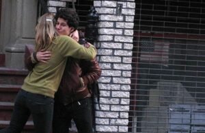 Ce este, de fapt, tehnica îmbrățișării. O româncă a folosit-o să le ia banii mai multor italieni și spanioli