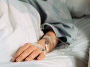 Femeie din Dolj cu piciorul amputat, lăsată să se chinuie, pe motiv că infirmierele ”nu sunt plătite să care 100 de kilograme”