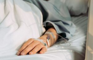 Femeie din Dolj cu piciorul amputat, lăsată să se chinuie, pe motiv că infirmierele ”nu sunt plătite să care 100 de kilograme”