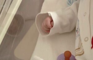 Explicațiile mamei de 15 ani al cărei bebeluș a murit în casă. A sunat la 112, dar medicii au ajuns prea târziu