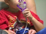 Un virus care provoacă infecții severe a îmbolnăvit mii de copii, în multe țări. În România avem zeci de bebeluși internați